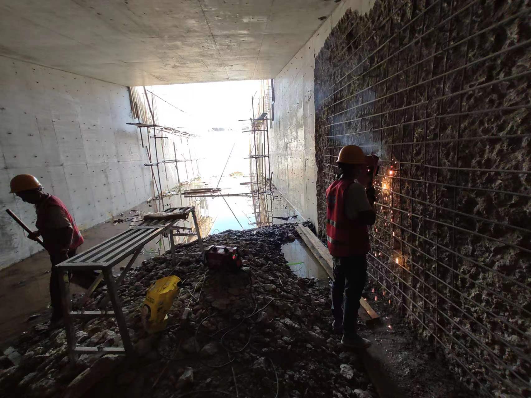 来宾挖断承重墙导致楼体开裂，加固施工方案出炉